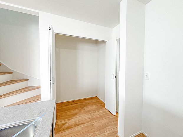 5号棟【パントリー(食料庫)】 常温保存できるパン、お米、調味料、缶詰など、日常的に使うものや未開封の食品の収納にぴったり。棚にものを並べて収納すれば、何が足りないのかひと目で確認できます…