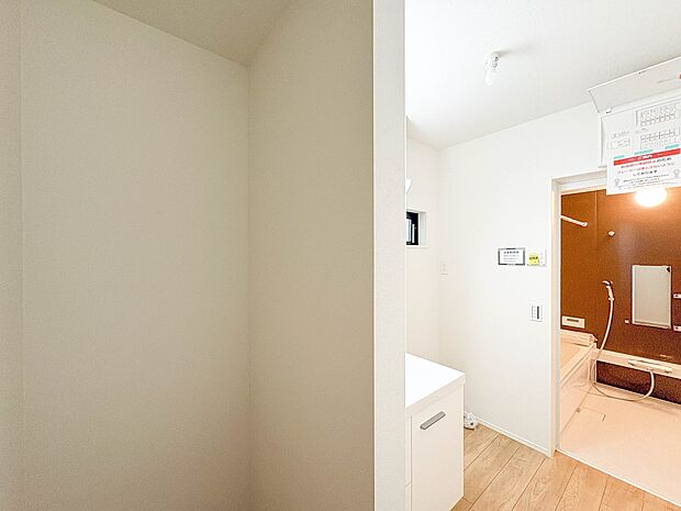 5号棟【洗面室サニタリー収納】奥行十分なウォークインサニタリー収納があります。