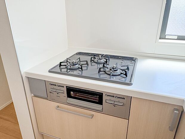 【三口コンロ】奥さま目線で考え、調理に重宝する三口コンロをシステムキッチンに採用、ワイドな洗い場も設けも野菜や食器を洗うのを便利にしました。