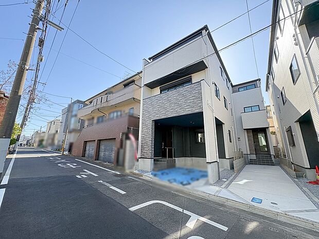 5号棟【前面道路】家の前をまっすぐの通りが走っている。クルマは少なく、人々は毎朝、ウォーキング、ジョギング、犬の散歩など、フリーな朝時間を過ごしている。