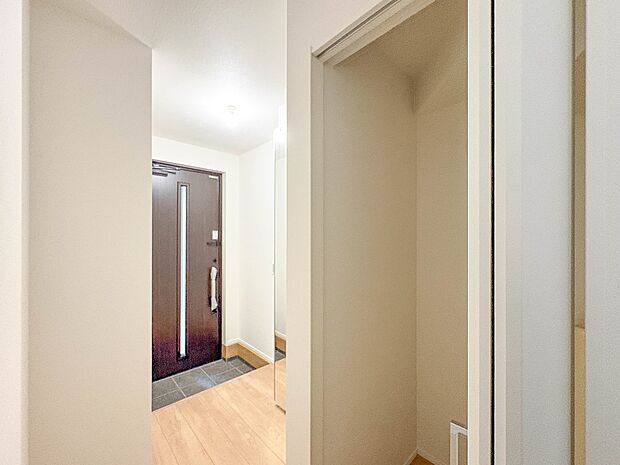 5号棟【廊下収納】各所に配置された収納スペースは、洋服や小物はもちろんのこと、掃除機や日用予備品・お子様のおもちゃなど様々な物を収納して頂ける便利なスペースです。