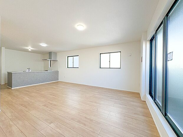 5号棟【LDK19.9帖+床暖房】シンプルなデザインの家は風情がある。住む人のこだわりを感じる。外観も内装もいたってシンプル。居心地がよく、家事や趣味、子育てなどにも集中できる。家も人間も熟…