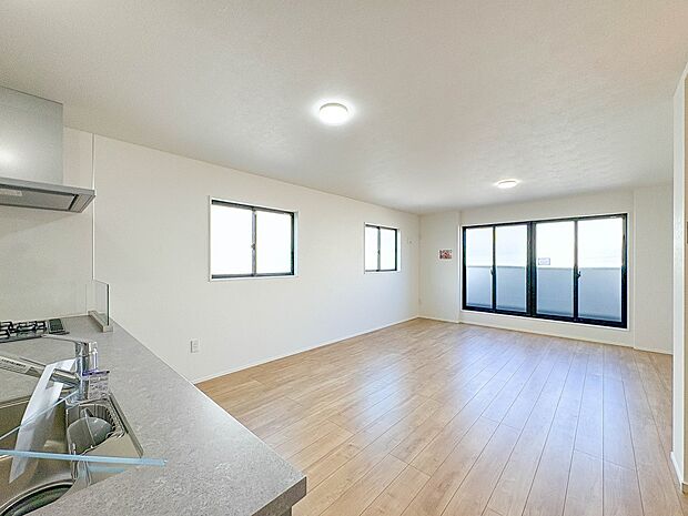 5号棟【LDK19.9帖+床暖房】街も家も部屋も陽射しで温かい。太陽があたる場所に街ができる、家ができる、間取りが決まる。暮しに陽射しは必須。人は太陽の下にいるとゆっくりと笑顔がこぼれる。