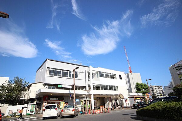 駅 2300m 北浦和駅(京浜東北線の停車駅です。駅の広いスペースのターミナルからは、教育機関方面、さいたま市立病院方面へ、バスによる運行が繁盛に行われています。交通の重要な中継地点として利…