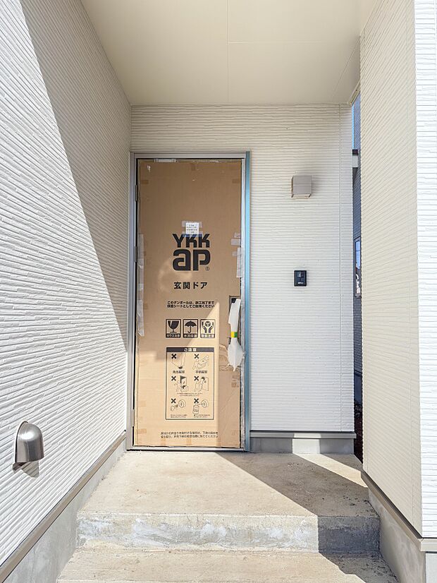 【玄関】家の顔となる玄関は、高いデザイン性が求められます。高級感と断熱性、防犯性に優れた玄関ドアを標準装備。ピッキング対策のセキュリティサムターン等、防犯に考慮しました。
