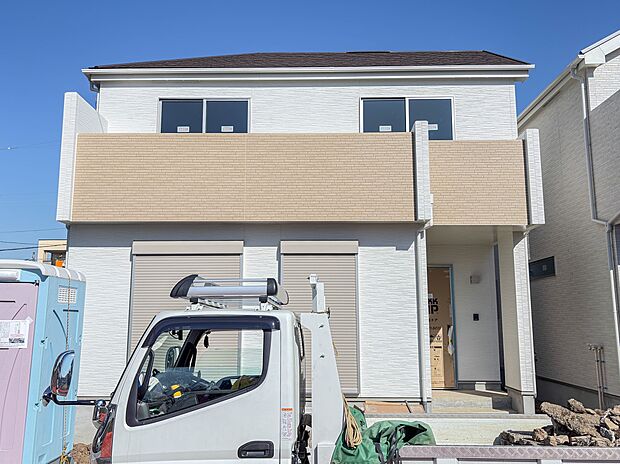 【外観】堂々たる趣ながら、主張し過ぎずどこか余裕を感じさせるシャープなフォルムで佇む邸宅は、晴天の空と照らし合わせる事で、本来あるべき完成形の姿を見せてくれます。