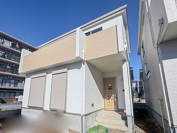 【外観】街の風景に溶けこむシンプルなカタチ。バランスがとれた玄関のハイクォリティなデザイン。存在感あふれる建物の質感。