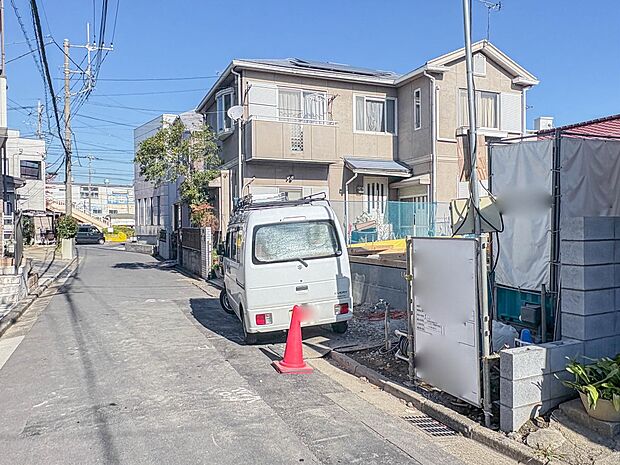 【前面道路、公道4m】車の通行が少ないので、静かな住環境を維持することができます。