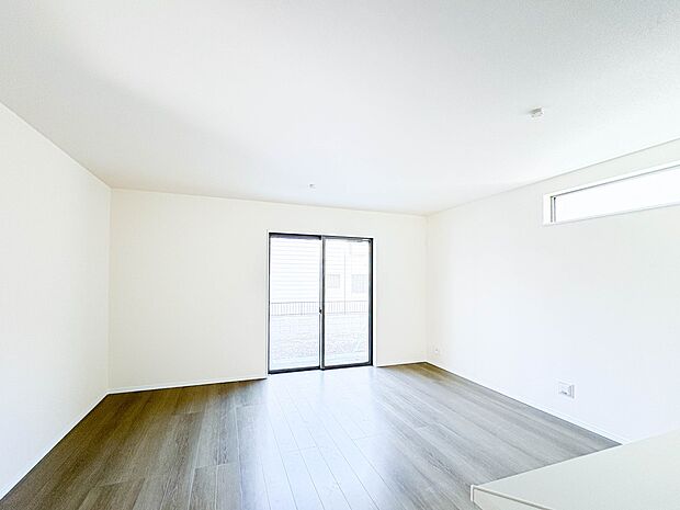 【リビング】光が溢れ、風も溢れ、居心地のよい住空間、自然体で過ごせる住空間にリビングを。それは住むというシンプルなカタチをどこまでも追求してきた結果です。新築の厳かな居住性を身体全体で感じて…