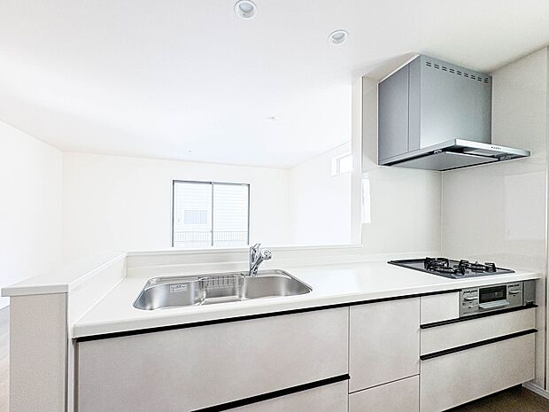 【キッチン】カウンターキッチンは広くて収納力もあるので、快適に料理をすることができます。食器や炊事用具を手の届くところに配置しやすいため調理もスピーディーですよ。