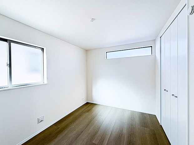 【寝室】充実した生活は伸びやかな居室空間から始まります。快適に・伸びやかに。心の潤いを求める方々へ。