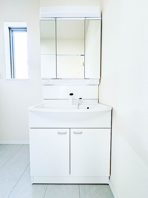 【洗面台】洗面所は小さなプライベートスペース。歯磨き、洗顔と毎日施す個人空間。小窓も設置して、熱気などを開放して、爽やかなスペースになるように設計されています。