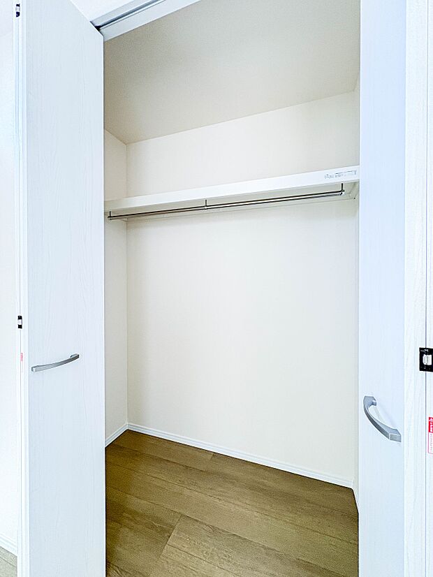 【収納】各所に配置された収納スペースは、洋服や小物はもちろんのこと、掃除機や日用予備品・お子様のおもちゃなど様々な物を収納して頂ける便利なスペースです。