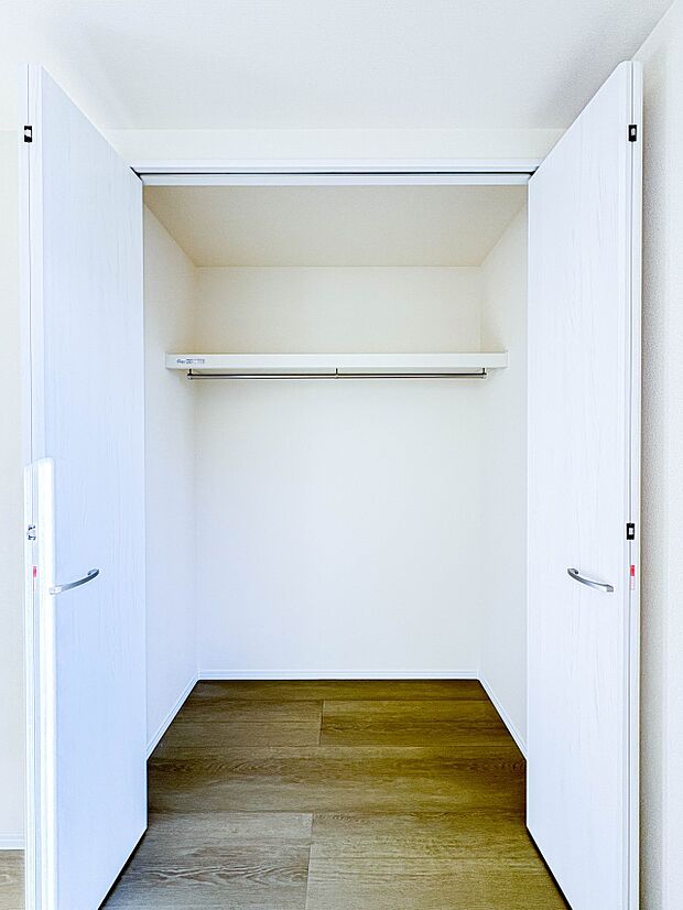 【WIC（ウォークインクローゼット）】何より、中に入れば全ての服が見てわかるので選択しやすいんです。朝の忙しいときなど便利だな〜と思いますよ。一つのスペースで済むって所がいいんですよね。