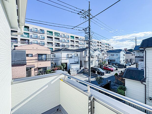 【バルコニー】朝の澄んだ空気や、夕方に吹く清々しい風を五感で感じられるバルコニー。屋外にあって、住まいの中でも本当の自然を感じられるスペースです。