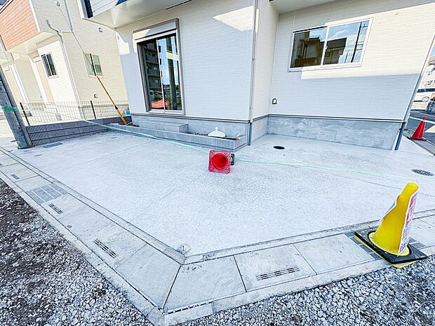 【駐車場】カースペース2台可／駐輪スペース。広々カースペースです。自転車、バイクなども置き場に困りません。