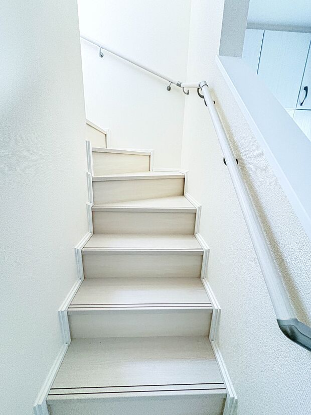 【階段】手すりがないと階段の昇り降りで危険なことはもちろん、壁に手をつきながら歩くことで壁紙が汚れやすくなります。すべての方に快適に昇り降りしていただくため、手すりを設置しました。