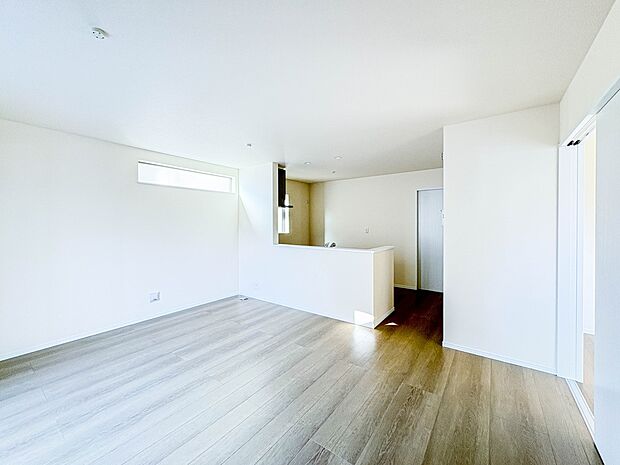 【リビングダイニング】しっかりとした広さがあるのでルームメイク自由自在!