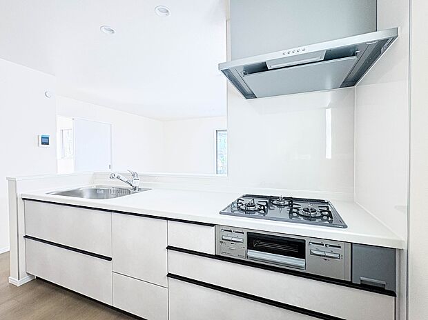 【カウンターキッチン】 リビングにいるお子様と会話をしながら家事ができるカウンターキッチン。いま手があいているか、忙しそうなのか相手の様子を伺いながらコミュニケーションをとる訓練にもなります…