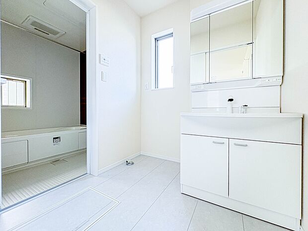 【脱衣所】脱衣所、洗面所は小さなプライベートスペース。歯磨き、洗顔と毎日施す個人空間。換気も設置して、熱気などを開放して、爽やかなスペースになるように設計されています。