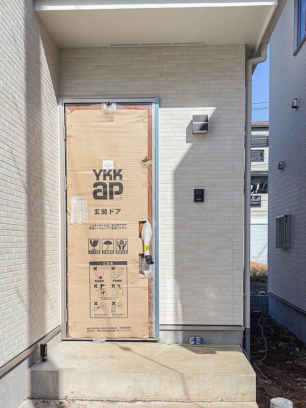 【玄関】ここから始まる「日常」はご家族にとってかけがえのない時間となります。少しでも豊かに、快適に。そんな想いから本邸宅は生まれました。　