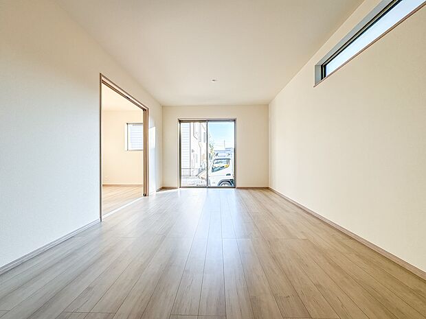 【LDK16.5帖】リビングルームの窓を開けると心地よい南風が入ってくる。キッズルームの窓を開けるとやさしい微風が入ってくる。家の中に風の道がある。風を生活の中で体験できる家。