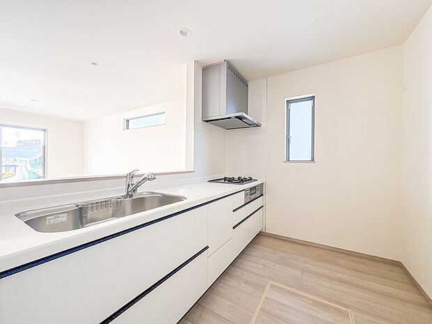 【LDK16.5帖】ナチュラルな自然光の中での調理。お洒落な食器類を余裕で収納できるスペース。動きやすい女性目線のキッチン動線。これからはお料理をつくる時間が劇的に変わります。