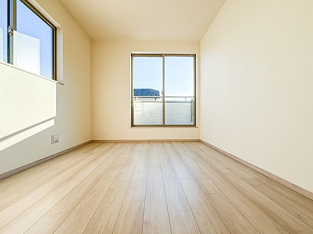 【子供部屋6帖】お子様のお部屋にぴったりなクロークを備えたフローリング仕様の洋室です。