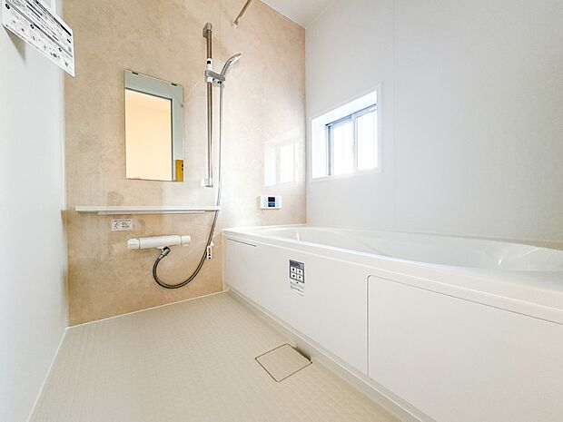 【浴室】 きっとあなたのバスタイムも単なる習慣から特別な時間に変わるはず。一日の汚れとともに疲れを洗い流し、眠りに就く前の大事なリラックスタイムを演出