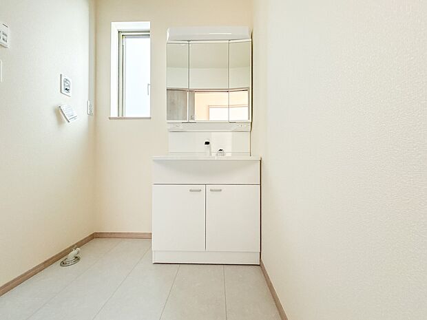 【洗面台】洗面所は小さなプライベートスペース。歯磨き、洗顔と毎日施す個人空間。小窓も設置して、熱気などを開放して、爽やかなスペースになるように設計されています。