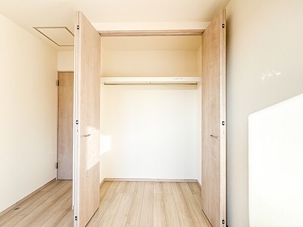 【収納】各所に配置された収納スペースは、洋服や小物はもちろんのこと、掃除機や日用予備品・お子様のおもちゃなど様々な物を収納して頂ける便利なスペースです。