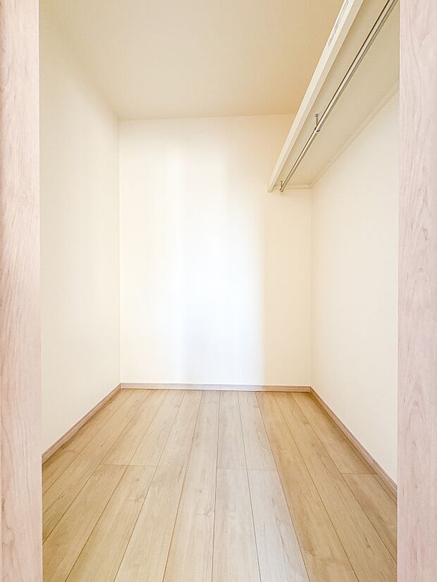 【WIC】WICのメリットの1つ目は、1箇所にまとめて収納が出来ること。2つ目は、衣替えが必要ないこと。3つ目は、扉が少なくなり室内がスッキリ見えること。