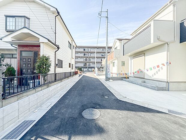 【外観】家の前をまっすぐの通りが走っている。クルマは少なく、人々は毎朝、ウォーキング、ジョギング、犬の散歩など、フリーな朝時間を過ごしている。