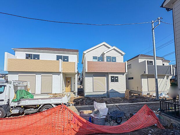 【外観】堂々たる趣ながら、主張し過ぎずどこか余裕を感じさせるシャープなフォルムで佇む邸宅は、晴天の空と照らし合わせる事で、本来あるべき完成形の姿を見せてくれます。