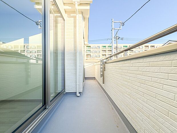 【バルコニー】バルコニーから差し込む陽光・通風は、住環境・快適性と共に有り続ける貴重な「財産」です。