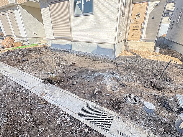 【駐車場】カースペース2台可／駐輪スペース。広々カースペースです。自転車、バイクなども置き場に困りません。