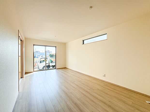 【LDK16.5帖】リビングにいるお子様と会話をしながら家事ができるカウンターキッチン。いま手があいているか、忙しそうなのか相手の様子を伺いながらコミュニケーションをとる訓練にもなります。