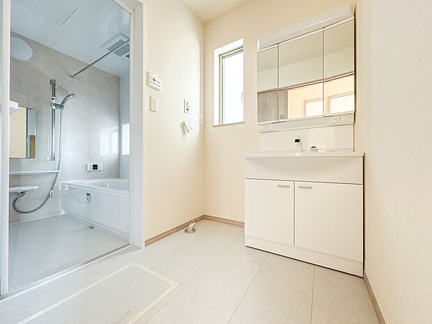 【脱衣場】脱衣所、洗面所は小さなプライベートスペース。歯磨き、洗顔と毎日施す個人空間。換気も設置して、熱気などを開放して、爽やかなスペースになるように設計されています。