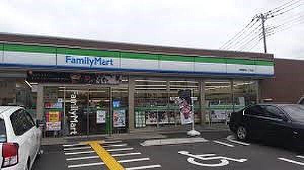 コンビニ 569m ファミリーマート岩槻東町一丁目店(ファミリーマートの強さは、少量のお惣菜を売るファミデリカとドラッグストアと組んだコラボ。サラダを中心にしたヘルシー食材が充実のコンビニで…