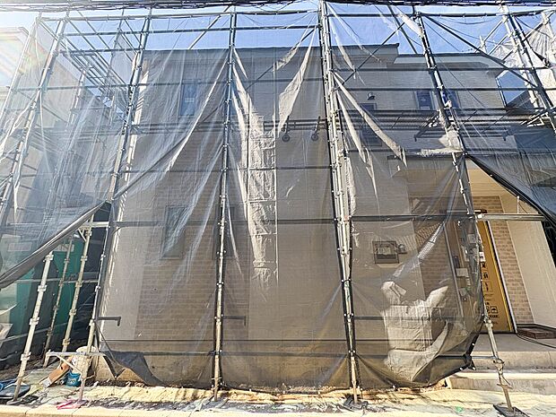 【現地外観】家族の温かさと陽光の暖かさ、楽しい毎日と明るい未来を予感させる「空間が織り成すひとつ先の住み心地」を演出します。