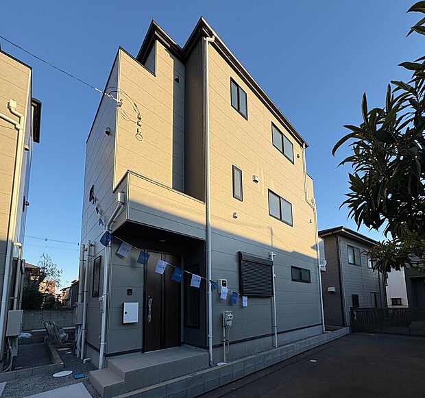 【外観】家族の温かさと陽光の暖かさ、楽しい毎日と明るい未来を予感させる「空間が織り成すひとつ先の住み心地」を演出します。