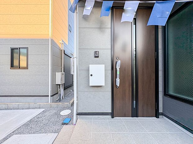 【郵便ポスト】シンプルかつシャープな郵便ポスト。