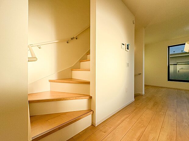 【手すり付階段】手すりがないと階段の昇り降りで危険なことはもちろん、壁に手をつきながら歩くことで壁紙が汚れやすくなります。すべての方に快適に昇り降りしていただくため、手すりを設置しました。