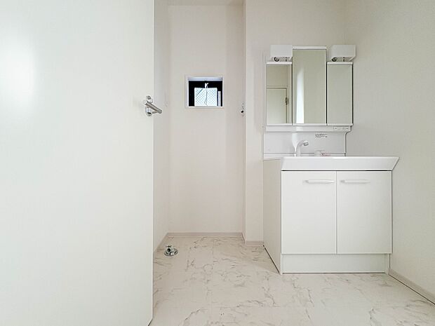 【脱衣所】洗面所は小さなプライベートスペース。歯磨き、洗顔と毎日施す個人空間。