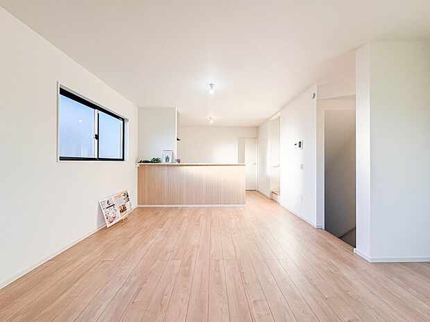 【ダイニング LDK16.2帖】忙しい朝でも家族揃って食事をしたいゆとりあるダイニングスペース。