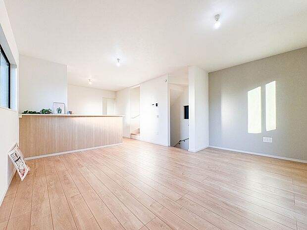 【リビングダイニング LDK16.2帖】シンプルなデザインの家は風情がある。住む人のこだわりを感じる。外観も内装もいたってシンプル。居心地がよく、家事や趣味、子育てなどにも集中できる。家も人…