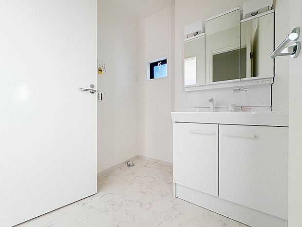 【ランドリースペース】毎日使う洗濯機。しっかりと奥行きのある置き場が確保されています。