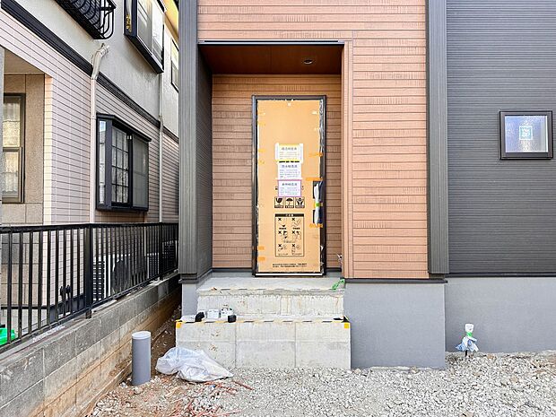 【玄関】家の顔となる玄関は、高いデザイン性が求められます。高級感と断熱性、防犯性に優れた玄関ドアを標準装備。ピッキング対策のセキュリティサムターン等、防犯に考慮しました。
