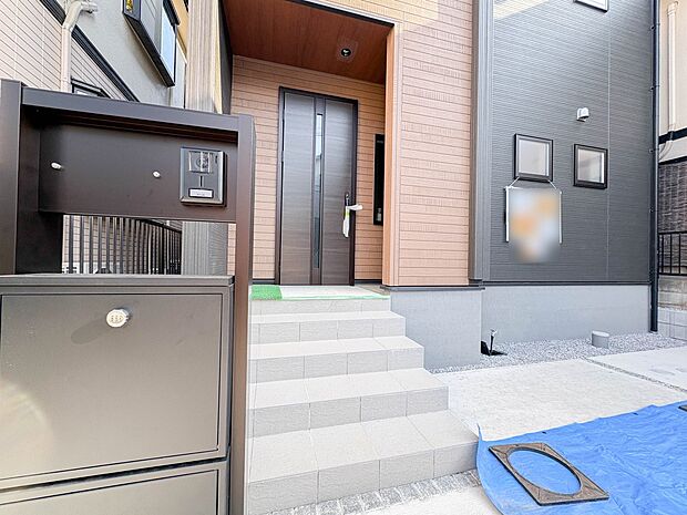 【玄関】家の顔となる玄関は、高いデザイン性が求められます。高級感と断熱性、防犯性に優れた玄関ドアを標準装備。ピッキング対策のセキュリティサムターン等、防犯に考慮しました。