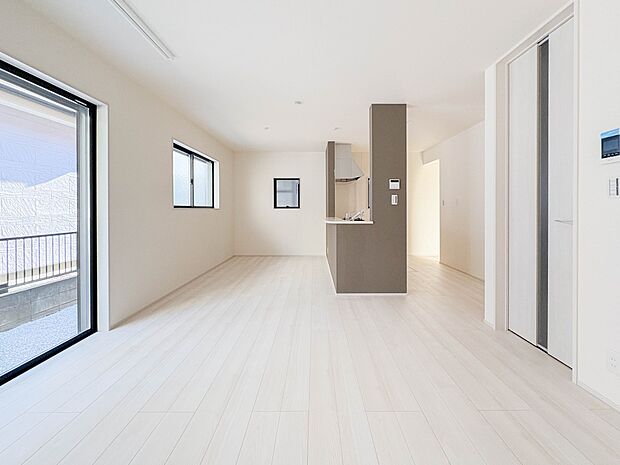 【リビング】 整然とした空間演出、快適な理想の暮らしの実現は家のみの拘りではなく、そこで暮らす方々にとって素敵な環境であることも挙げられると思います。四季折々の変化が奏でる鼓動を楽しんで下…